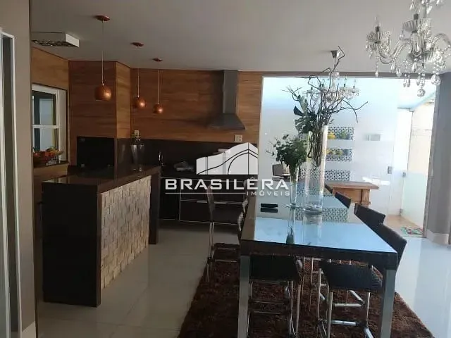 Casa com 410m² 4 quartos e 5 banheiros, à venda, no bairro Jardins Madri em Goiânia