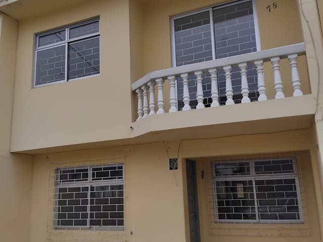 Sobrado 3 quartos e 2 banheiros, para alugar, no bairro Pedro Moro em São José dos Pinhais