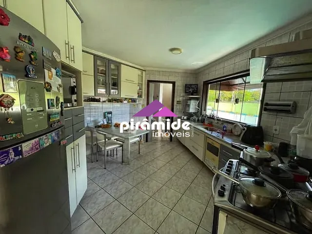 Sobrado com 330m² 3 quartos e 4 banheiros, à venda, no bairro Jardim Primavera em Caraguatatuba