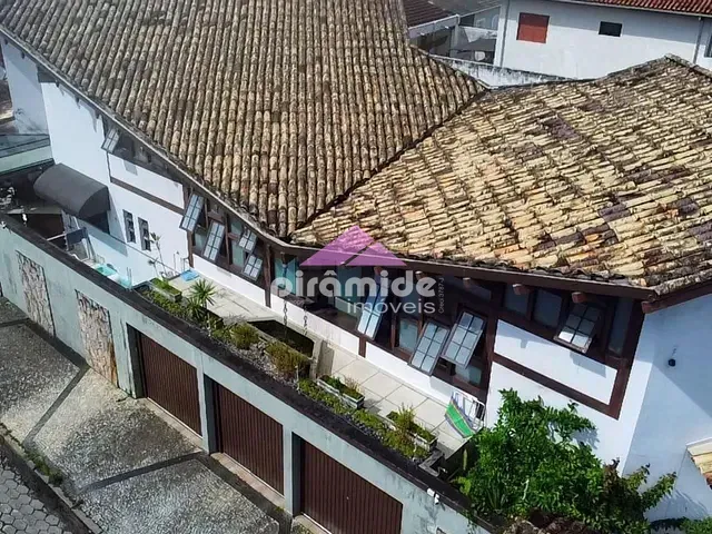 Sobrado com 330m² 3 quartos e 4 banheiros, à venda, no bairro Jardim Primavera em Caraguatatuba