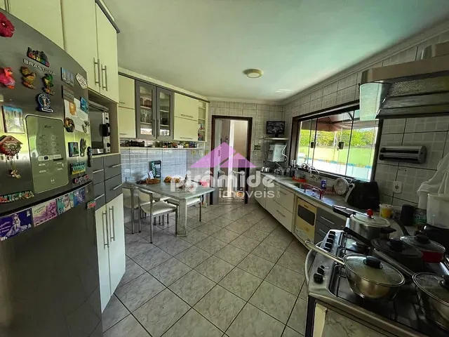 Sobrado com 330m² 3 quartos e 4 banheiros, à venda, no bairro Jardim Primavera em Caraguatatuba