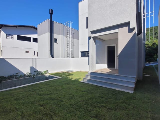 Sobrado com 199m² 4 quartos e 5 banheiros, à venda, no bairro Ariribá em Balneário Camboriú