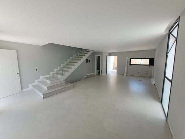 Sobrado com 199m² 4 quartos e 5 banheiros, à venda, no bairro Ariribá em Balneário Camboriú