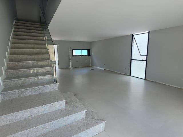 Sobrado com 199m² 4 quartos e 5 banheiros, à venda, no bairro Ariribá em Balneário Camboriú