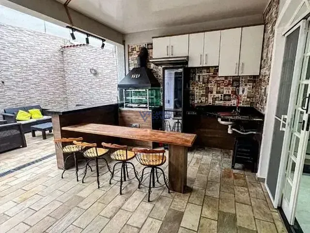 Sobrado com 250m² 4 quartos e 5 banheiros, à venda, no bairro Jardim das Indústrias em São José dos Campos