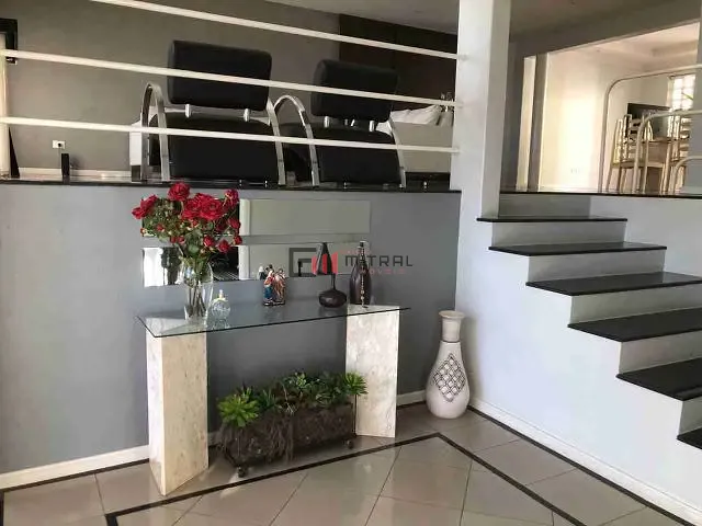 Sobrado com 378m² 4 quartos e 3 banheiros, à venda, no bairro Bela Suiça em Londrina