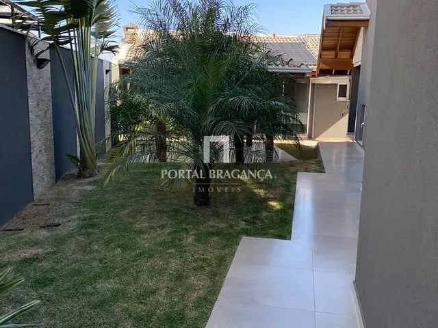Sobrado com 511m² 3 quartos e 5 banheiros, à venda, no bairro Condomínio Residencial e Comercial Fazenda Santa Petronilla em Bragança Paulista