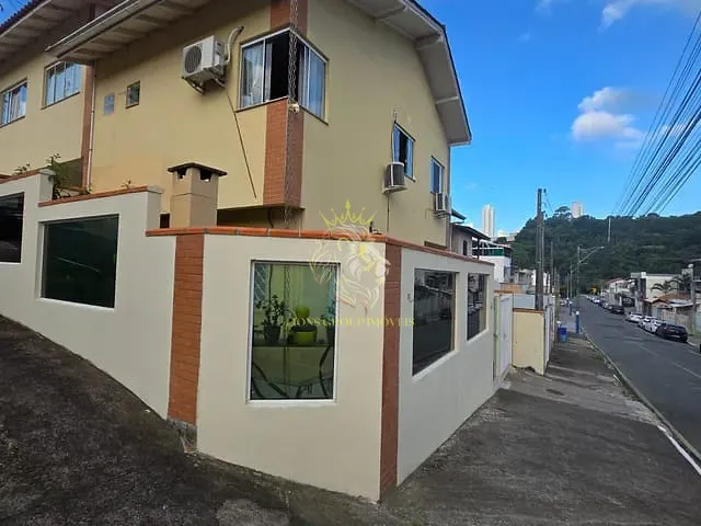 Sobrado 3 quartos e 3 banheiros, à venda, no bairro Ariribá em Balneário Camboriú