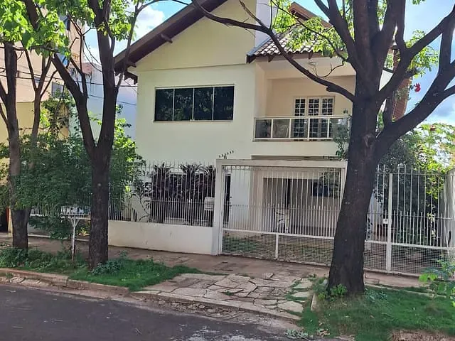 Sobrado com 360m² 3 quartos e 4 banheiros, à venda, no bairro Monte Castelo em Campo Grande