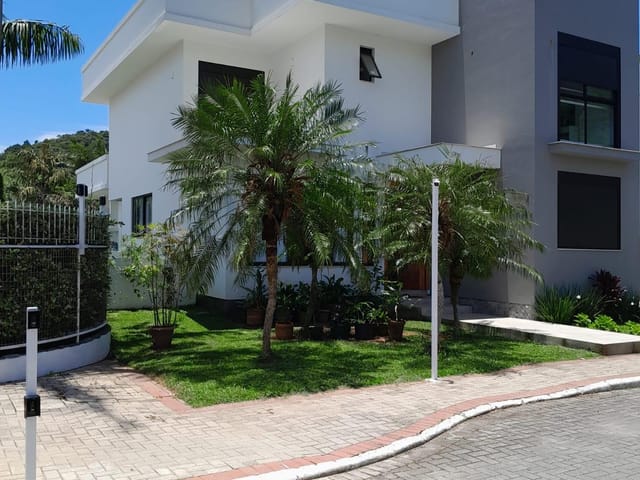 Casa com 288m² 4 quartos e 5 banheiros, à venda, no bairro Cachoeira do Bom Jesus em Florianópolis
