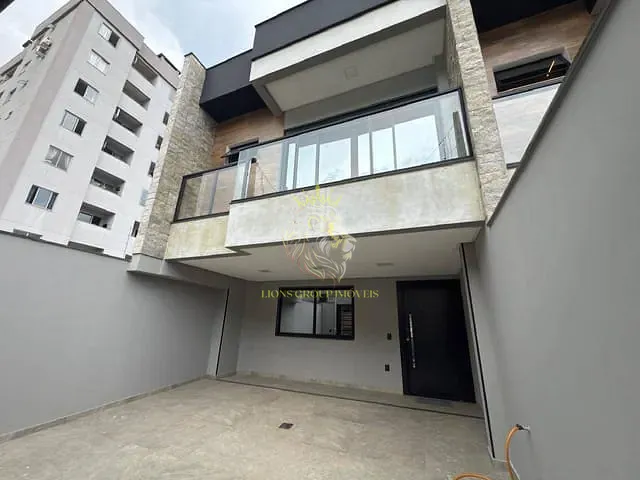 Sobrado 3 quartos e 4 banheiros, à venda, no bairro São Francisco de Assis em Camboriú