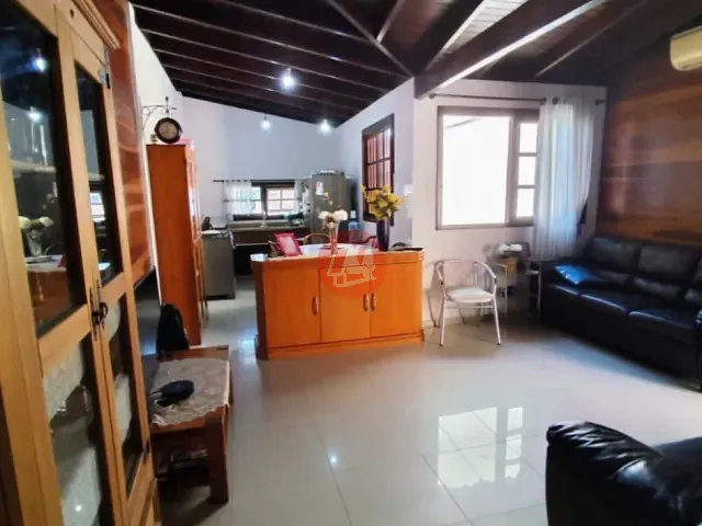 Sobrado com 210m² 3 quartos e 3 banheiros, à venda, no bairro Partenon em Porto Alegre