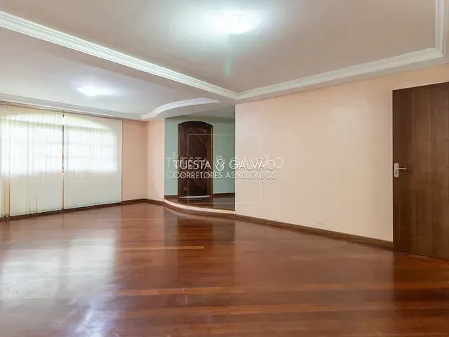 Casa com 326m² 5 quartos e 3 banheiros, à venda, no bairro Jardim Amélia em Pinhais