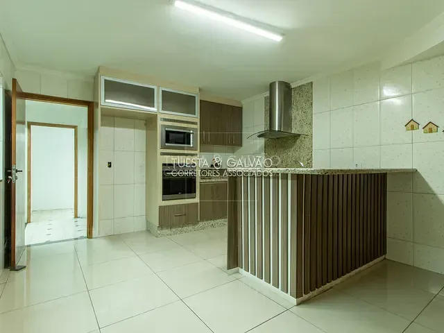 Sobrado com 326m² 5 quartos e 3 banheiros, à venda, no bairro Jardim Amélia em Pinhais