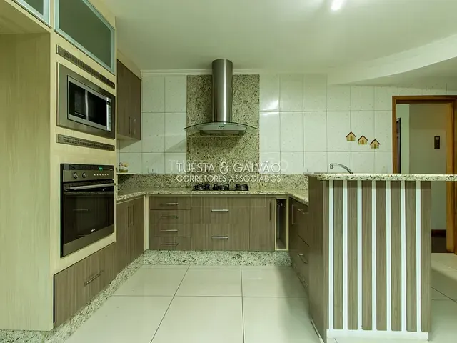 Sobrado com 326m² 5 quartos e 3 banheiros, à venda, no bairro Jardim Amélia em Pinhais