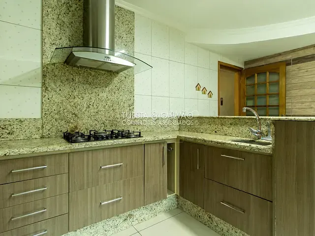 Sobrado com 326m² 5 quartos e 3 banheiros, à venda, no bairro Jardim Amélia em Pinhais