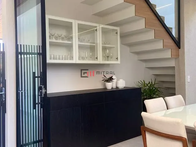 Sobrado com 252m² 3 quartos e 5 banheiros, à venda, no bairro Gleba Simon Frazer em Londrina