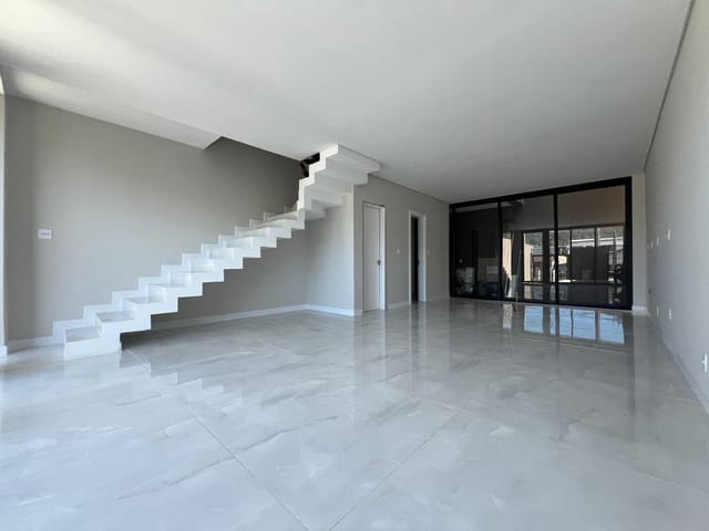 Sobrado com 240m² 3 quartos e 4 banheiros, à venda, no bairro Barra em Balneário Camboriú