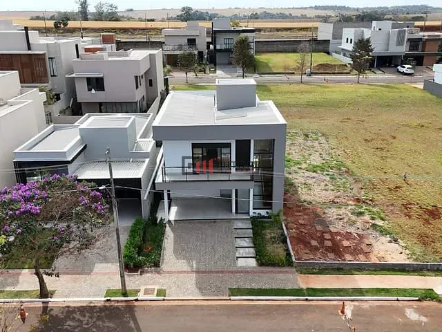 Sobrado com 255m² 4 quartos e 5 banheiros, à venda, no bairro Gleba Simon Frazer em Londrina