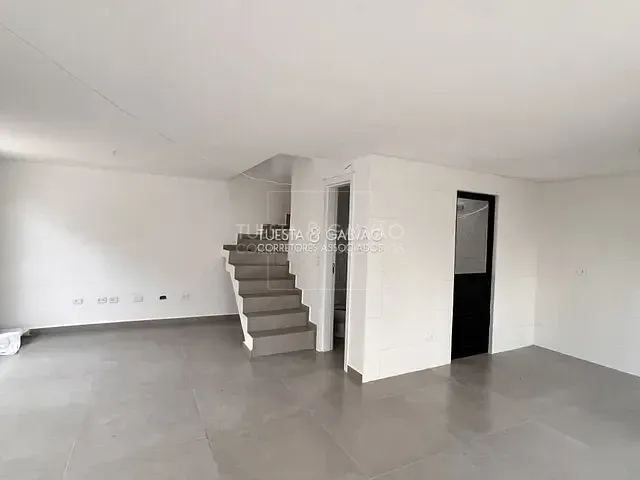 Casa 3 quartos e 3 banheiros, à venda, no bairro Xaxim em Curitiba