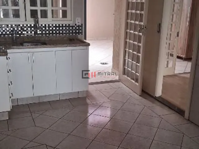 Sobrado 3 quartos e 3 banheiros, à venda, no bairro Parque Jamaica em Londrina