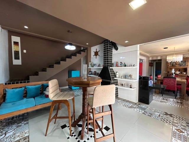 Casa com 2000m² 4 quartos e 6 banheiros, à venda, no bairro Laranjal em Pelotas
