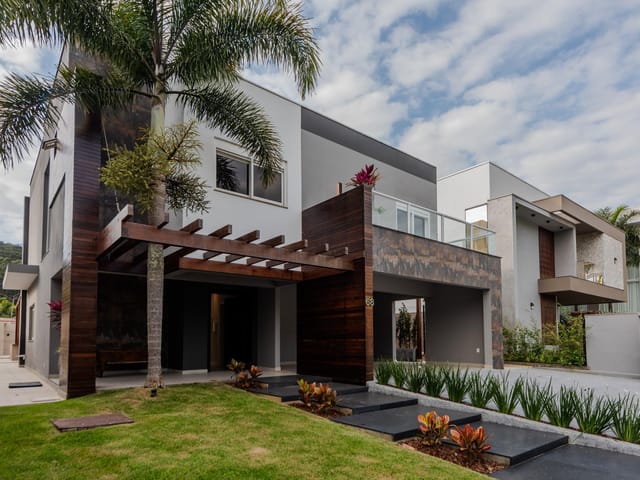 Sobrado com 525m² 4 quartos e 5 banheiros, à venda, no bairro Ariribá em Balneário Camboriú