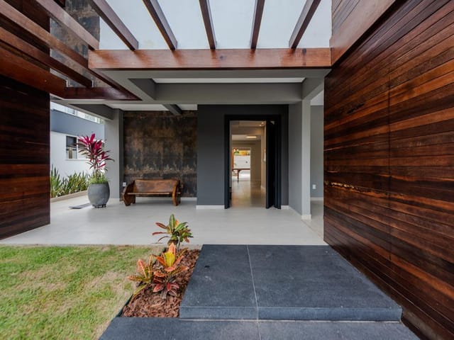 Sobrado com 525m² 4 quartos e 5 banheiros, à venda, no bairro Ariribá em Balneário Camboriú