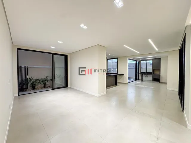 Sobrado com 252m² 4 quartos e 5 banheiros, à venda, no bairro Gleba Simon Frazer em Londrina
