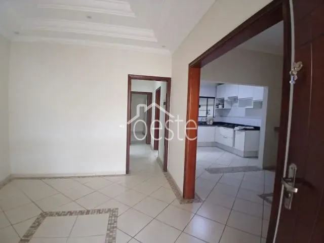 Sobrado com 250m² 3 quartos e 3 banheiros, para alugar, no bairro Centro em Santa Bárbara D'Oeste