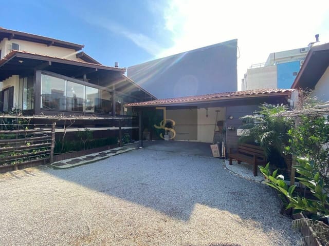 Sobrado com 120m² 3 quartos e 3 banheiros, à venda, no bairro Ingleses do Rio Vermelho em Florianópolis