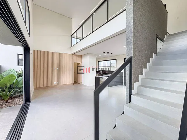 Sobrado com 252m² 4 quartos e 5 banheiros, à venda, no bairro Conjunto Habitacional Alexandre Urbanas em Londrina