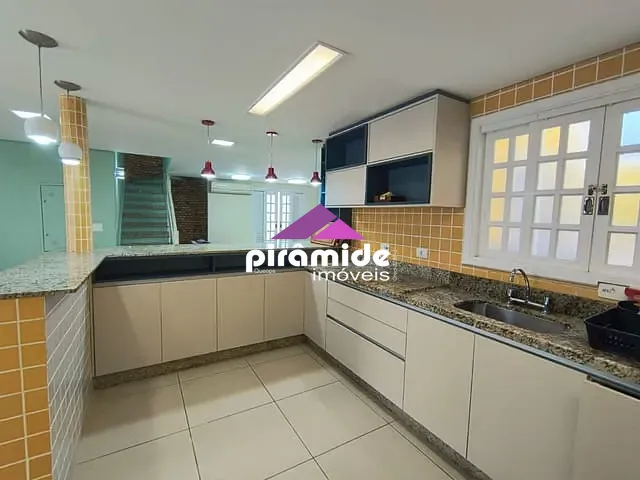 Sobrado 5 quartos e 4 banheiros, à venda, no bairro Martim de Sá em Caraguatatuba