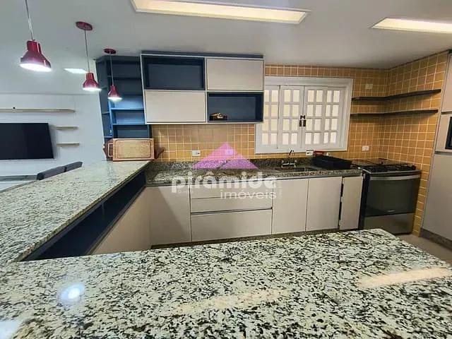 Sobrado 5 quartos e 4 banheiros, à venda, no bairro Martim de Sá em Caraguatatuba