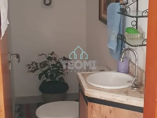 Sobrado com 200m² 3 quartos e 2 banheiros, à venda, no bairro Parque Santo Antônio em Taubaté