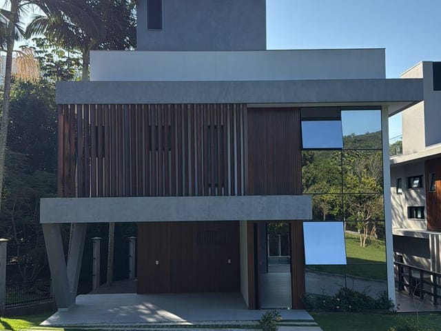 Sobrado com 339m² 3 quartos e 4 banheiros, à venda, no bairro Praia das Taquaras em Balneário Camboriú