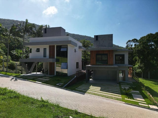 Sobrado com 339m² 3 quartos e 4 banheiros, à venda, no bairro Praia das Taquaras em Balneário Camboriú