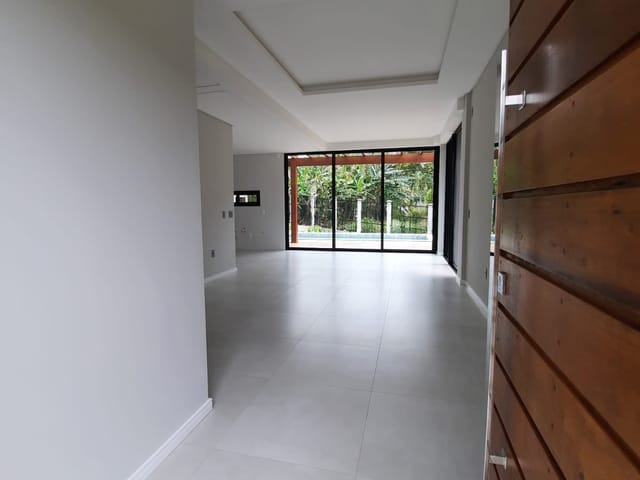 Sobrado com 339m² 3 quartos e 4 banheiros, à venda, no bairro Praia das Taquaras em Balneário Camboriú