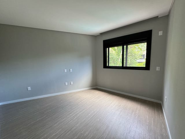 Sobrado com 339m² 3 quartos e 4 banheiros, à venda, no bairro Praia das Taquaras em Balneário Camboriú