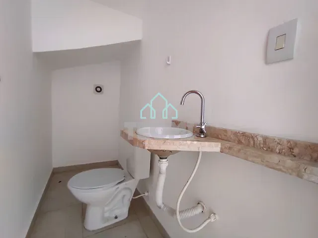 Sobrado com 200m² 3 quartos e 3 banheiros, à venda ou para alugar, no bairro Vila Areao em Taubaté