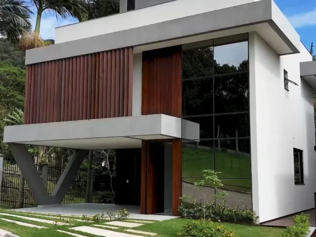 Sobrado com 339m² 3 quartos e 4 banheiros, à venda, no bairro Praia das Taquaras em Balneário Camboriú