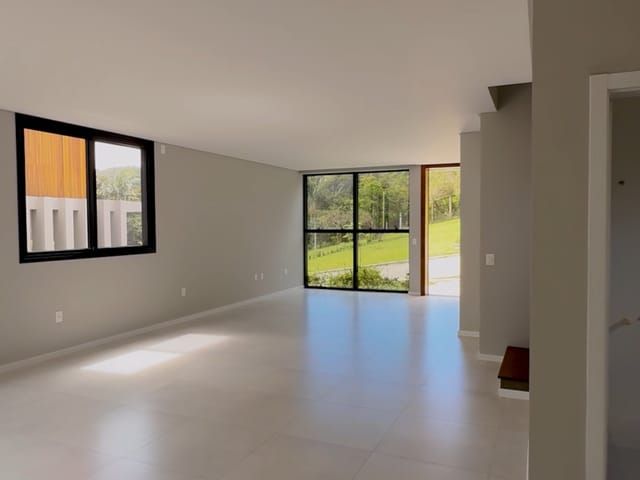 Sobrado com 339m² 3 quartos e 4 banheiros, à venda, no bairro Praia das Taquaras em Balneário Camboriú