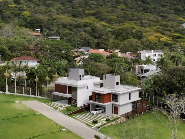 Sobrado com 339m² 3 quartos e 4 banheiros, à venda, no bairro Praia das Taquaras em Balneário Camboriú