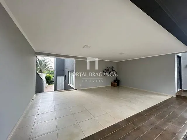 Sobrado com 448m² 4 quartos e 6 banheiros, à venda, no bairro Condomínio Residencial Fazenda Santa Helena em Bragança Paulista