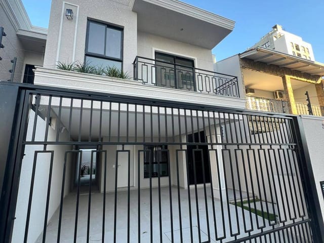 Sobrado com 160m² 3 quartos e 4 banheiros, à venda, no bairro Centro em Itajaí