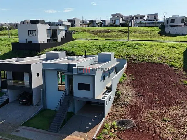 Sobrado com 264m² 3 quartos e 1 banheiro, à venda, no bairro Gleba Simon Frazer em Londrina