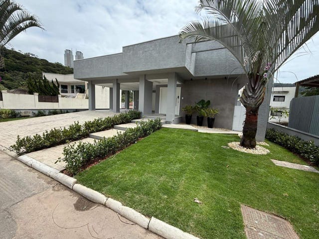 Sobrado com 450m² 4 quartos e 5 banheiros, à venda, no bairro Barra em Balneário Camboriú