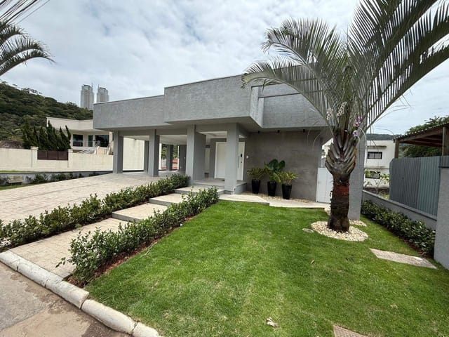 Sobrado com 450m² 4 quartos e 5 banheiros, à venda, no bairro Barra em Balneário Camboriú