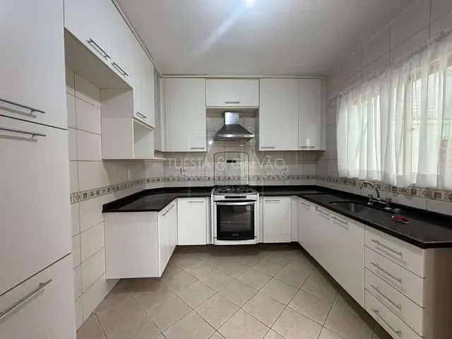 Sobrado com 180m² 3 quartos e 3 banheiros, para alugar, no bairro Uberaba em Curitiba