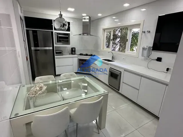 Sobrado com 543m² 4 quartos e 2 banheiros, à venda, no bairro Urbanova em São José dos Campos